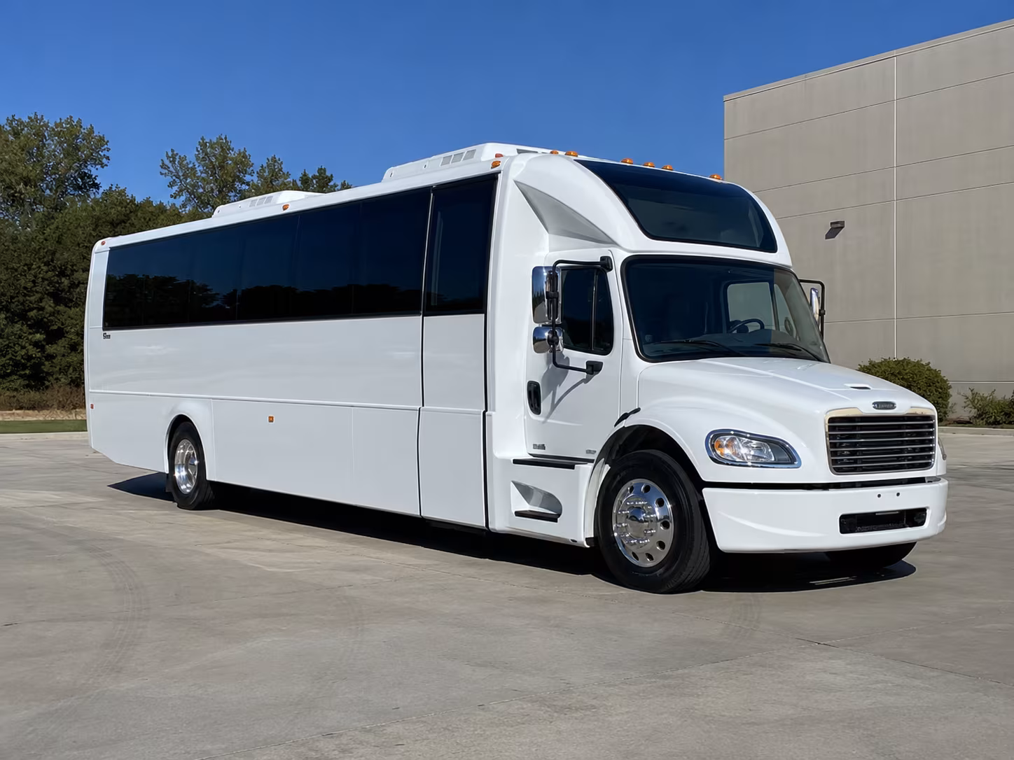 malden 28 passenger party bus